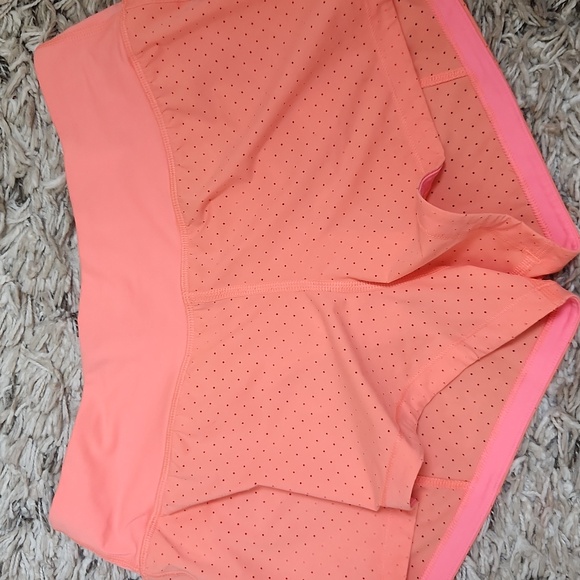 Lululemon Final Lap Shorts. Size 6 - Picture 1 of 4